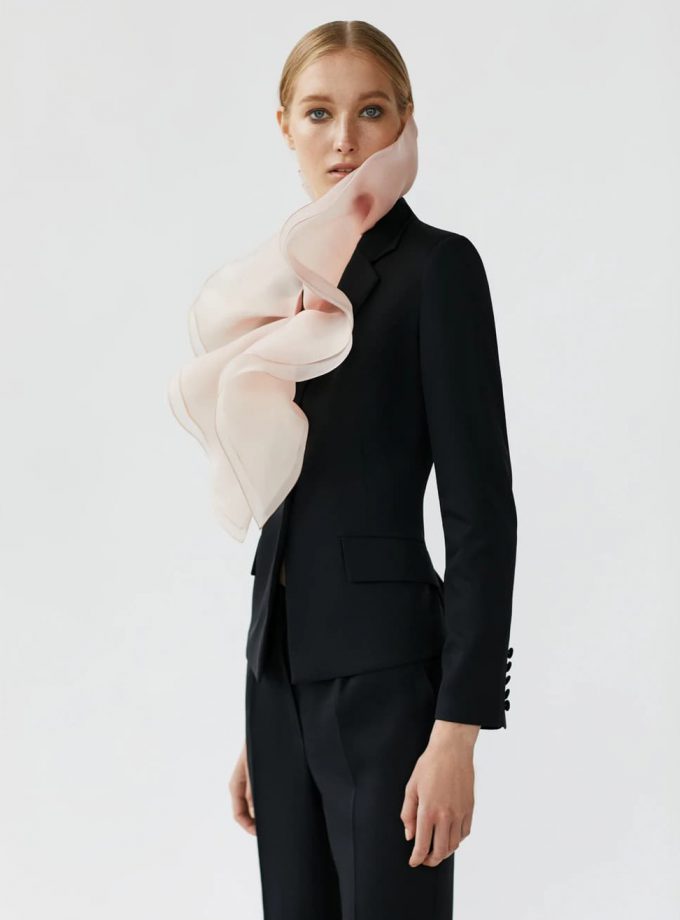 Short high waisted black trousers